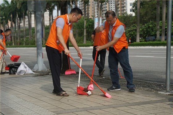 電動環(huán)衛(wèi)清掃車解決市政環(huán)衛(wèi)人行道、輔道清掃難題