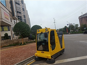 夏季炎熱干旱的新疆地區用何種電動掃地車