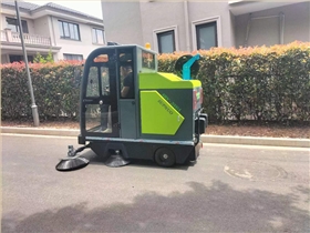 駕駛式工業清掃車