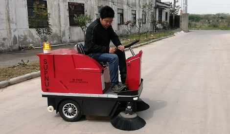 河北某機械公司采購圣倍諾1200型電動掃地車