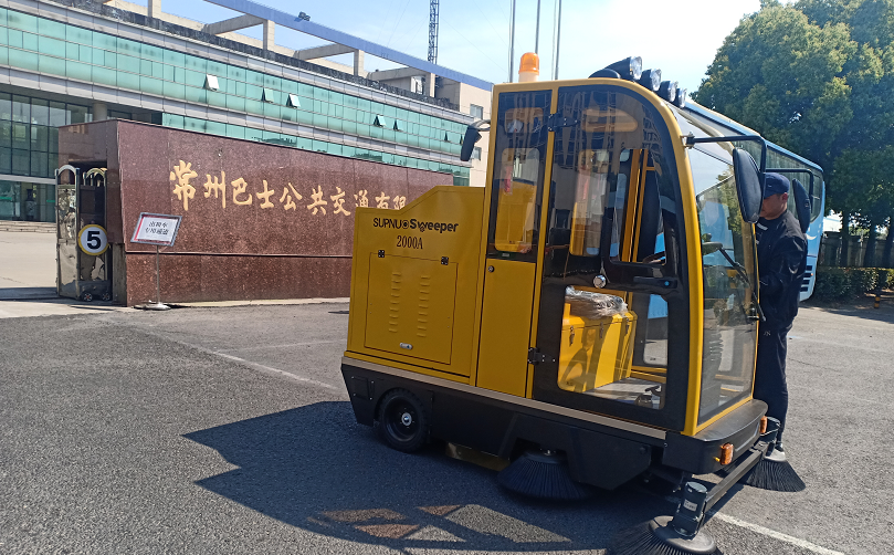  多功能駕駛式電動(dòng)掃地車,清掃、吸塵、灑水消毒為一體