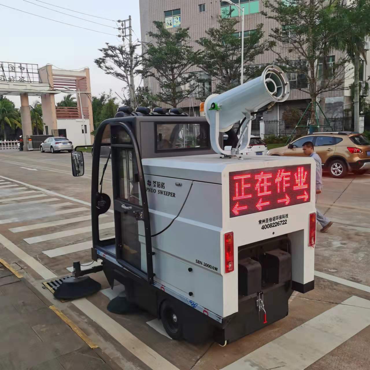 為什么現在不使用人工清潔而使用電動掃地車？