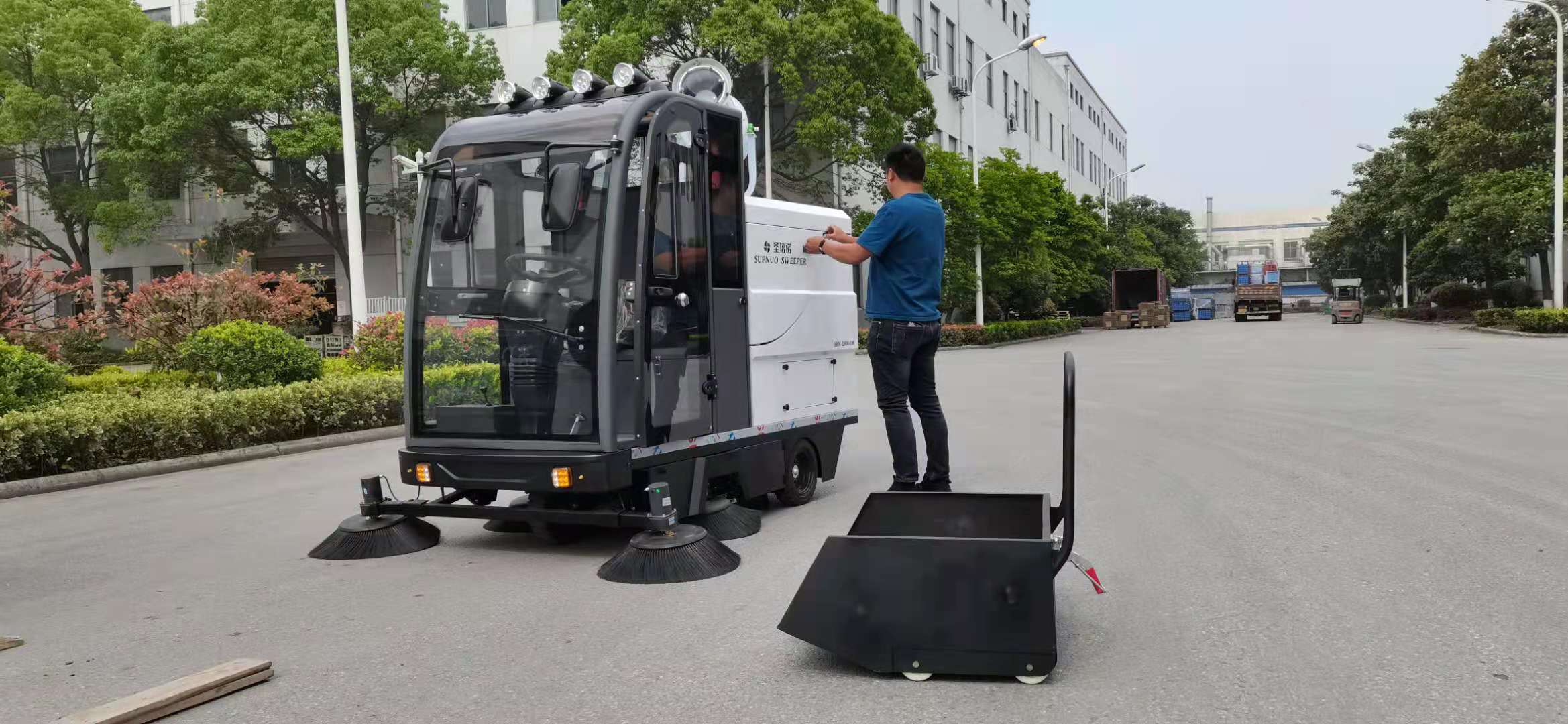 工業(yè)掃地車在公園景區(qū)中具有以下優(yōu)點(diǎn)