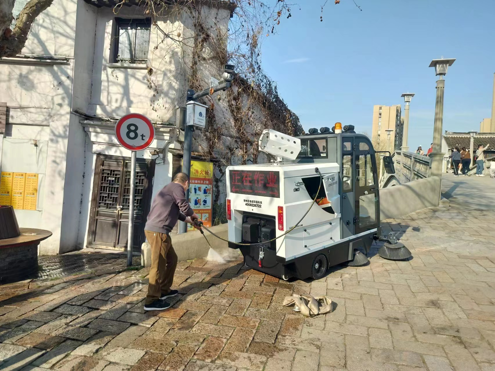 一臺多功能電動掃地車，相當于擁有幾臺設備