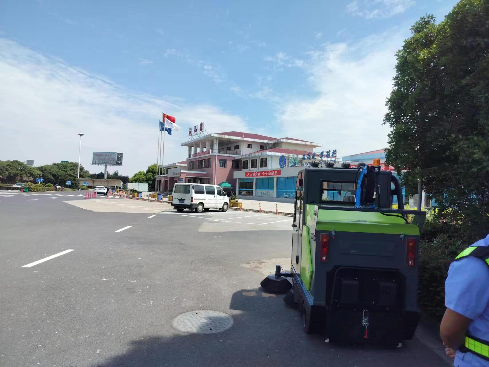 寬敞駕駛室，全景視野，舒適座椅，電動清掃車