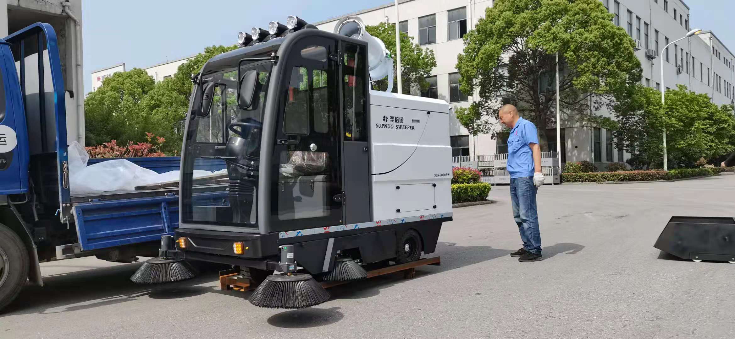 電動駕駛掃地機成為景區(qū)不可或缺的清潔設備