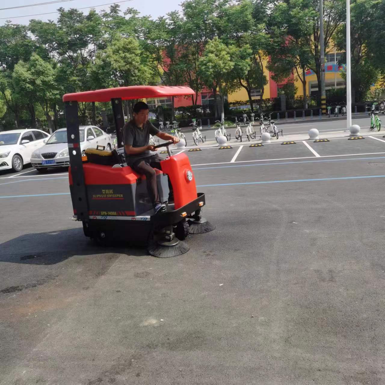 電動掃地車保證工作效率和效果，節省公司成本