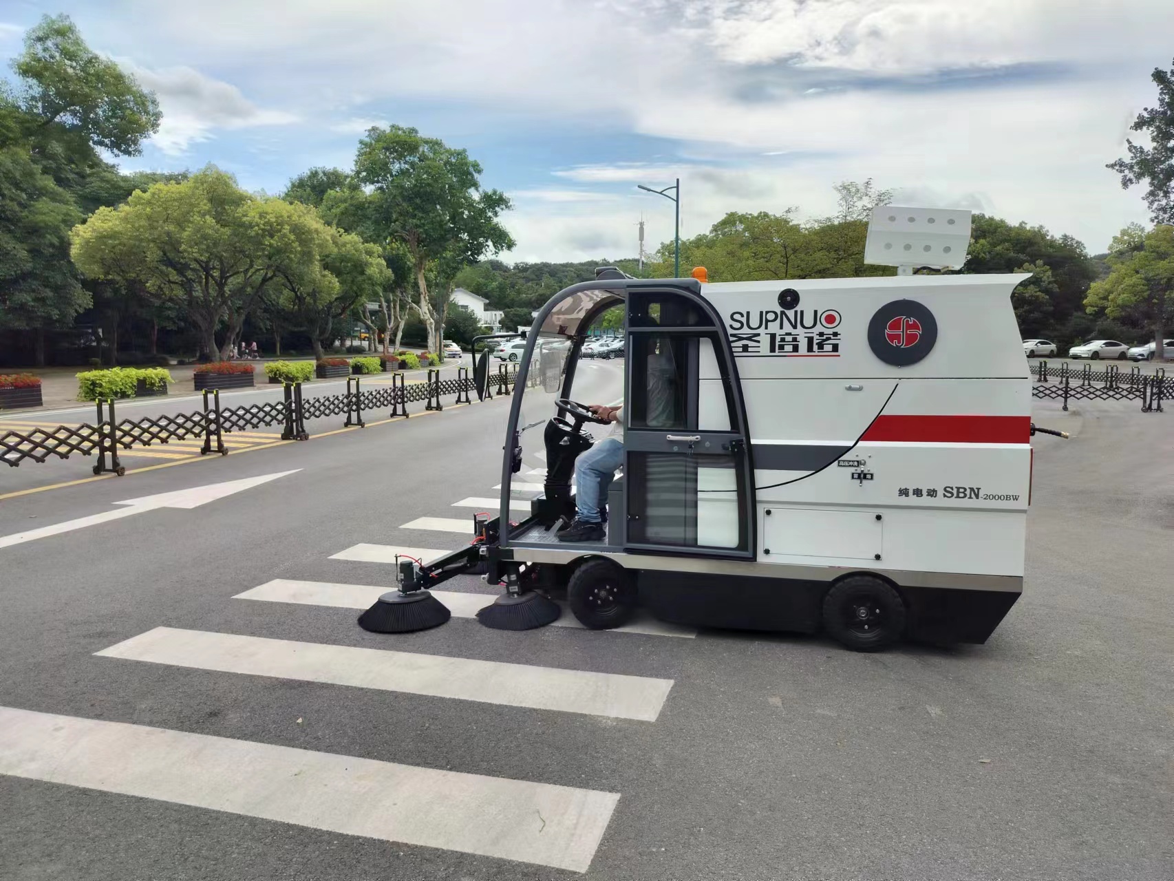 駕駛式小型電動掃地車集吸塵、灑水于一體，操作簡單