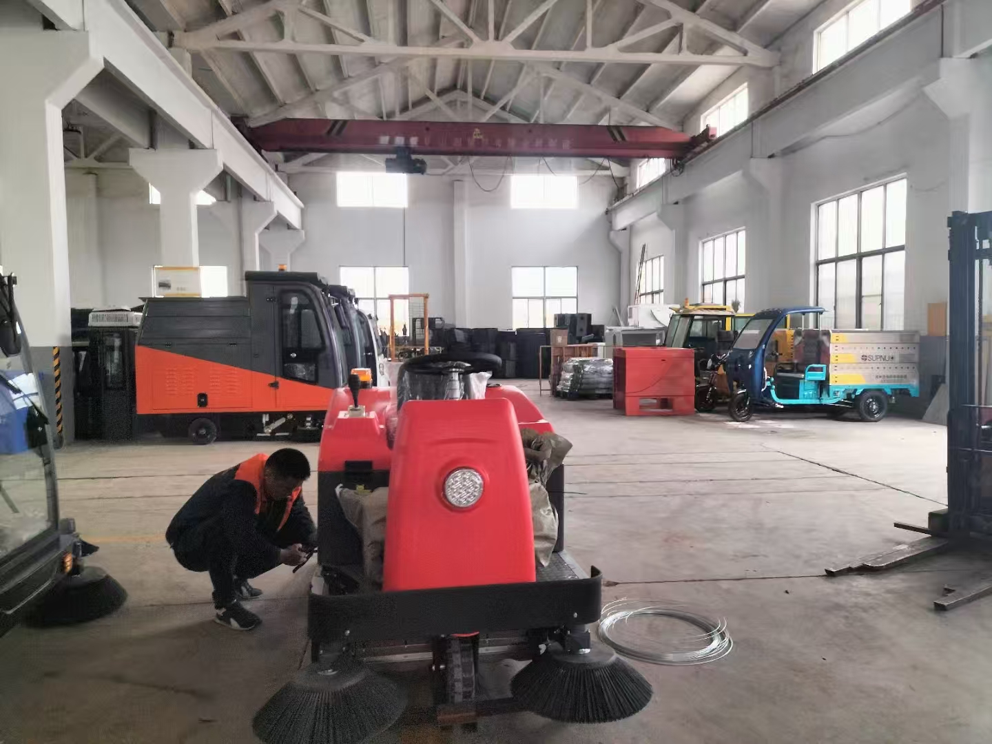 電子元器件車(chē)間——電動(dòng)掃地車(chē)解決精密清潔難題