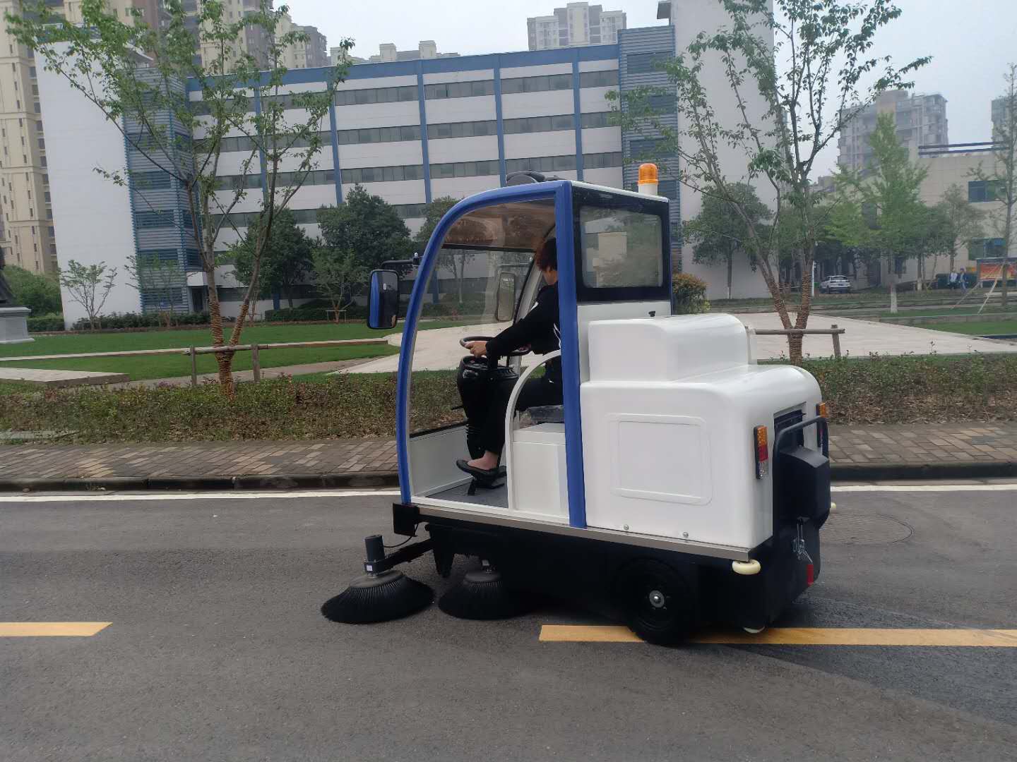 學校使用掃地車，應該如何選擇呢？